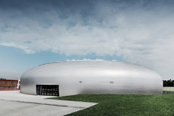 Hliníkové šindele PREFA na sportovní hale v Dolních Břežanech, foto Croce & WIR