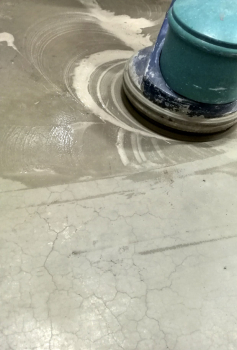 Detail trhlin v podlaze a čistění podlahy