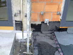 Obr. 4: Postup realizace ukončení hydroizolace na vstupu na terasu; na levé straně jsou vidět osazené dveře do konstrukce bez HIS, na pravé straně je vidět realizace napojení hydroizolace z asfaltových pásu na výplň otvoru