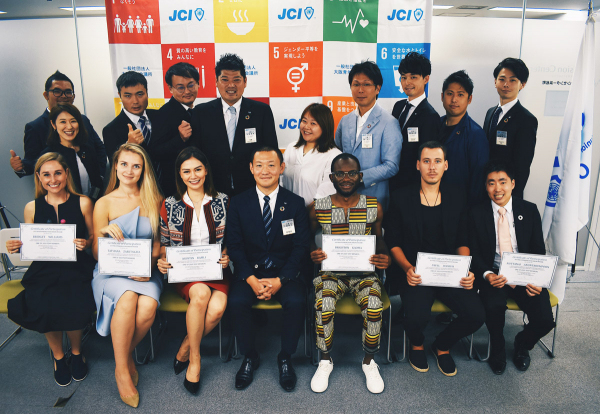 Pavel Podruh (dole druhý zprava) s kompletní sestavou letošních držitelů titulu The Outstanding Young Person a s vedením JCI Japonsko