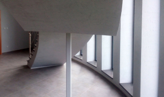Smuteční síň v Havířově-Šumbarku s omítkami imitujícími pohledový beton