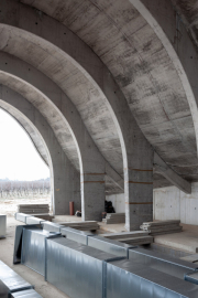 Pro řešení pohledových konstrukcí na oblouky, sloupy a skořepinu objektu zvolili architekti beton z portlandského cementu CEM 42,5 R s příměsí vápence