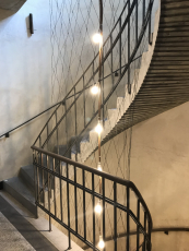 Palác Špork, Praha; autor: Ing. arch. Stanislav Fiala. Pro realizaci bílých a černých schodišť byl použit barevný beton Colorcrete® v odstínech bílého, hnědého a černého barevného betonu.