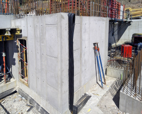 Obvodová stěna z betonu Permacrete s dilatačním pásem z PVC