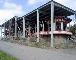 Obr. 3: Požářiště Libušína pod ocelovou konstrukcí provizorního zastřešení, léto 2016