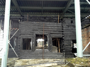 Obr. 4: Dřevěné konstrukce zničené požárem