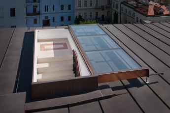 Posuvné střešní dveře Solara, plochá střecha hostelu v Praze