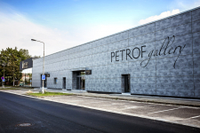 Myšlenka vybudování obchodního a kulturního centra vznikla sto padesát let od založení firmy Petrof. Pro tento záměr byla vybrána severní loď výrobní a skladové haly.