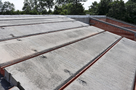 Panely se ukládají od okapové hrany směrem k hřebeni střechy. Konstrukce těžké šikmé střechy je použitelná pro obdélníkový půdorys domu a sedlovou nebo pultovou střechu. Maximální světlost místností je 6,0 m. Hloubka uložení činí minimálně 125 mm, na vnitřní nosné stěny s hloubkou 240 mm to je potom 120 mm.