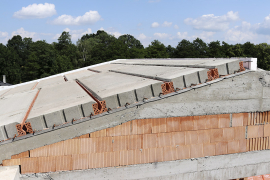 Po uložení panelů se po obvodu střechy vyzdí věncovky, za které se vkládá tepelná izolace. Poté se vyztuží druhá úroveň podélného věnce, realizuje se také výztuž po obvodu střechy.