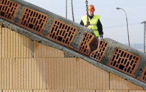 Styčné spáry mezi panely, především jejich keramická část, se před betonáží důkladně navlhčí, aby beton dobře přilnul