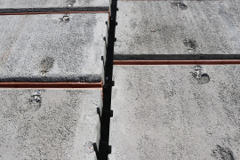 Pro betonáž spár se používá beton s kamenivem o zrnitosti maximálně 4 mm, pevnostní třídy C 16/20 – XC1, měkké konzistence S3. Zároveň se betonuje také ztužující věnec (beton s kamenivem o velikosti zrna 16 mm). Beton se zhutní.
