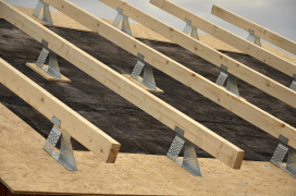 Na zabetonované stropní panely se pokládá hydroizolace ve formě asfaltových pásů, která plní i funkci parozábrany a vzduchotěsné vrstvy (pokud se neprovádějí vnitřní omítky). Na ocelové profily se uloží pomocné krokve, kterými se vymezí prostor pro tepelnou izolaci.
