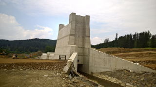 Masivní konstrukce nádrže vyžadovala speciální typ betonové směsi s pomalým vývinem hydratačního tepla a nízkým smrštěním, proto byla nutná neustálá spolupráce betonárny s ostravskou laboratoří Betotech