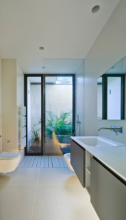 Koupelny disponují přirozeným osvětlením ze skrytého vnitřního atria (okna: Schüco AWS 50.NI)