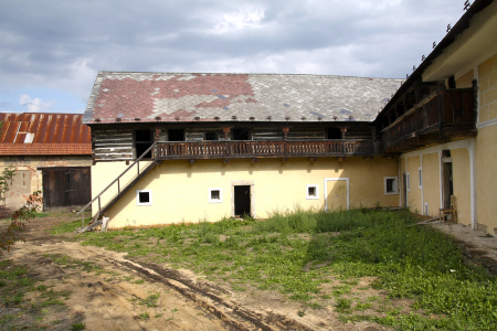 Hospodářské budovy před rekonstrukcí – pohled ze dvora