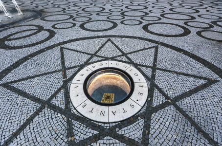 Symboly posvátné geometrie byly zakomponovány i nad rotundou v zadlážděném náměstí