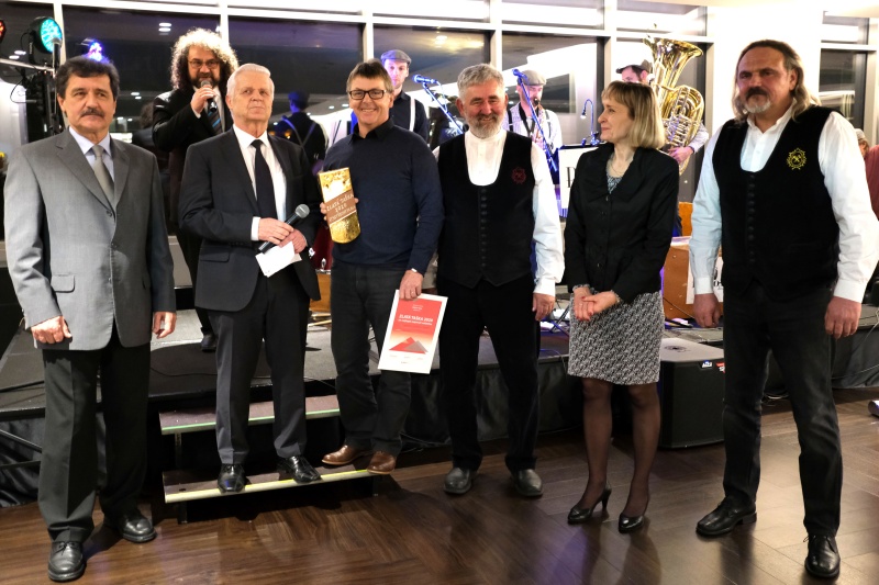 Za společnost Bramac převzal ocenění Zlatá taška 2020 pro nejlepší exponát veletrhu Střechy Praha za tašku Classic AERLOX ULTRA vedoucí prodeje Luděk Kučera