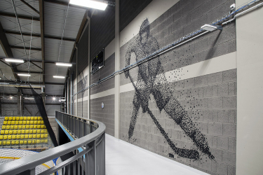 Interiér vymezují stěny z liaporových tvárnic, které slouží jako sympatický podklad pro dvě vyobrazení hokejisty a krasobruslařky