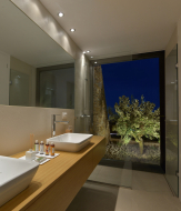 Velkorysé výhledy na okolní olivový háj z koupelny: otvíravě-sklopné okno Schüco AWS 70 BS.HI
