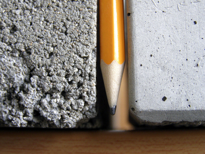 Porovnání hutnosti struktury betonové mazaniny (vlevo) a litého potěru Cemflow (vpravo)