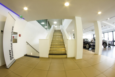 Pohled z prvního patra na schodiště, nad kterým jsou instalovány světlovody Lightway. Současně je zde možné porovnání světlovodů (druhé patro) a umělých zářivkových zdrojů světla (první patro).