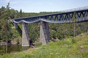Most je dlouhý 208,4 m včetně křídel. Dvě krajní pole jsou kamenná klenbová, tři vnitřní mají ocelovou příhradovou konstrukci s mezilehlou prvkovou mostovkou. Stavba mostu byla před 120 lety realizována před napuštěním hracholuské přehrady, takže v dnešní době pilíře stojí ve vodě.