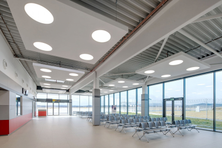Rozlehlé podlahové plochy Letiště České Budějovice pokryly velkoformátové dlaždice RAKO ze série Taurus Granit