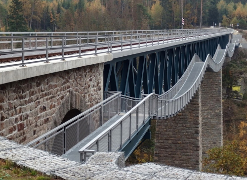 Rekonstruovaný železniční most s lávkou pro pěší na trati Pňovany–Bezdružice