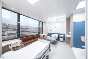 V „pacientském pokoji budoucnosti“ byla použita hliníková okna Schüco AWS 75 BS.HI+ vybavená kováním Schüco SmartActive s antimikrobiálním účinkem