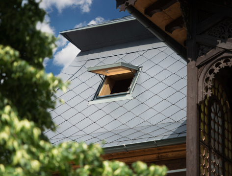 Extra štíhlá střešní okna v sídle firmy Lasvit v Novém Boru
