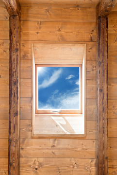 Extra štíhlá střešní okna v sídle firmy Lasvit v Novém Boru
