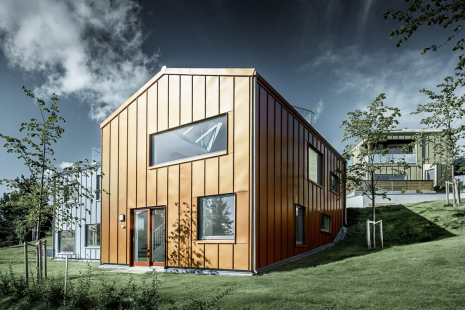 Bør Hill – 23 rodinných domů s pestrobarevnou hliníkovou fasádou značky PREFA