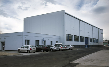Výrobní hala v pasivním standardu s okny GENEO