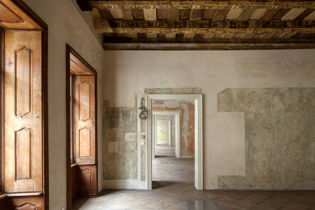 Barokní interiéry: dochované záklopové stropy jsou nyní odkryté, malby na stěnách nebyly doplněny, ale zůstaly přiznány – někde jen v sondách, jinde ve vybledlých barvách