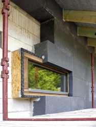 Obr. 5: Osazení okenního otvoru a jeho izolace