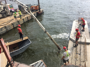 Betonování pod vodou při opravách mostu přes Nové Mlýny