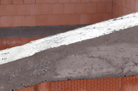 Než začneme pokládat panely, zkontrolujeme světlost nosných stěn a rovinnost koruny nosných stěn. Pokud není dokonale rovná, vyrovná se tepelněizolační maltou. Na vyrovnané zdivo se pak na šířku uložení stropu a ztužujícího věnce pokládá těžký asfaltový pás o tloušťce 3,5 mm