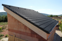 Dokončená střecha se skládanou střešní krytinou. Na vrstvu tepelné izolace se pokládá pojistná hydroizolace. Následuje připevnění střešních latí a kontralatí, na které se pokládá krytina