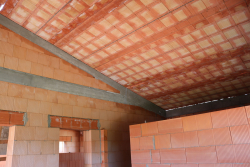Jedna z prvních těžkých šikmých střech byla realizována na energeticky pasivním domě HELUZ TRIUMF. Její nosnou konstrukci tvoří keramobetonové panely HELUZ, které se ukládají na štítové a vnitřní nosné stěny