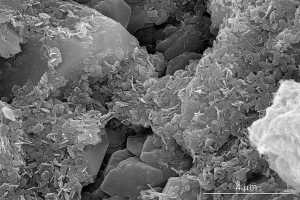 Obr. 3b: Morfologie nanovápna CaLoSil E 25 aplikovaného na Maastrichtský vápenec pozorovaná pomocí skenovacího elektronového mikroskopu při zvětšení: 30 000