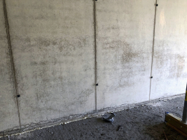 Únik cementového tmele vlivem netěsnosti (dole: u hrubé u podlahy); pracovní spára – napojení dvou betonáží