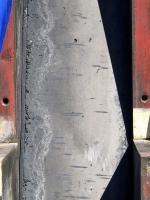 Šikmá plocha (negativní bednicí deska odstraněna), kde se projevila netěsnost v osazené bednicí desce (vlevo) a vyteklo cementové mléko s jemnou složkou kameniva