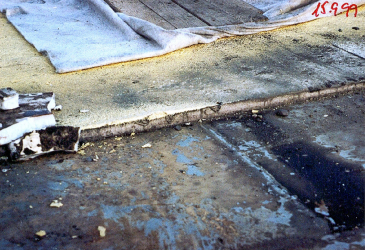 Obr 2: Obrácená střecha v Krči a její rozebírání roku 1999