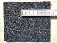 Obr. 4: Příklady povrchové úpravy na horním povrchu asfaltových pásů: hrubozrnný minerální posyp