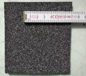 Obr. 5: Příklady povrchové úpravy na spodním povrchu asfaltových pásů: jemnozrnným posypem