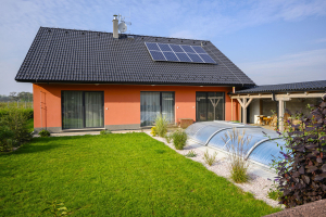 Na střeše tohoto pasivního domu jsou instalovány fotovoltaické panely o výkonu 3,6 kWp (zdroj: Můj dům)