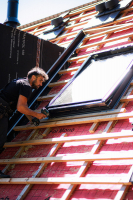 V projektu se uplatnilo i střešní okno VELUX na solární pohon (zdroj: VELUX)