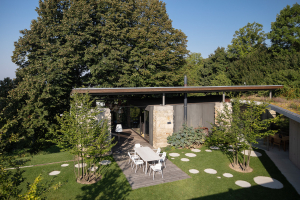 Ze staré stodoly v Kojetíně vznikl inspirativní rodinný dům moderní betonovou přístavbou