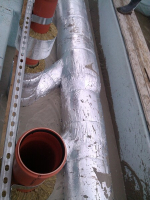 Stabilizace polohy potrubí a tepelná izolace mezi betonovými stěnami pomocí pěnobetonu